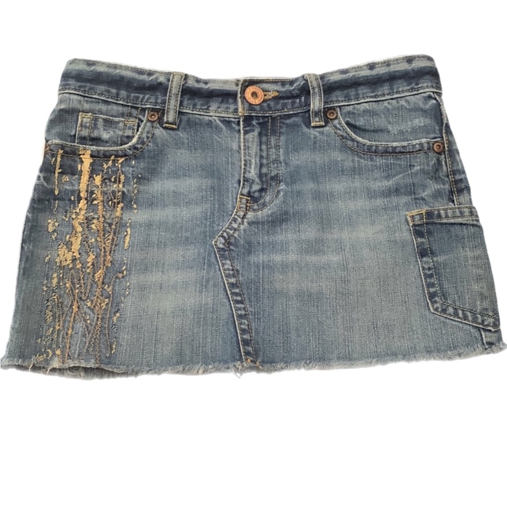 🖤Super cute distressed OLd Navy mini skirt with raw hem🖤 EUC🖤Worn once🖤